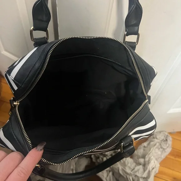 Black and White Striped Handbag - Picture 8 of 8